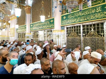 El Madina El Madina, Monawara Monawara, l'Arabie Saoudite. Août 19, 2019. Des milliers de pèlerins venus prier à la mosquée du Prophète dans la ville sainte de Médine, en Arabie Saoudite, le 19 août 2019. Après avoir pris part à l'Hadj, pèlerins musulmans à tête Medinah de prier à la mosquée du Prophète de l'islam, deuxième lieu saint de culte, avant de retourner à la maison : Crédit Ashraf Amra/APA/Images/fil ZUMA Alamy Live News Banque D'Images