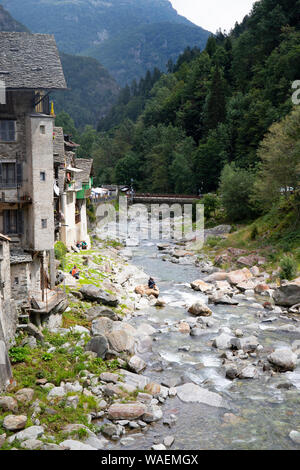 Dans la rivière Sesia Rassa, Piémont, Italie. Tir vertical. Banque D'Images