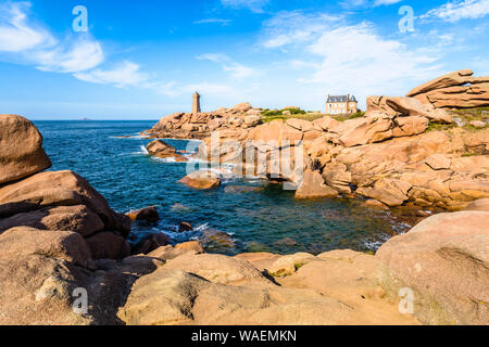 Paysage sur la Côte de Granit Rose à Perros-Guirec, le nord de la Bretagne, avec le phare de Ploumanac'h, nommé Ruz et fait dire de granit rose. Banque D'Images