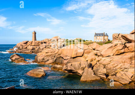 Paysage sur la Côte de Granit Rose à Perros-Guirec, le nord de la Bretagne, avec le phare de Ploumanac'h, nommé Ruz et fait dire de granit rose. Banque D'Images