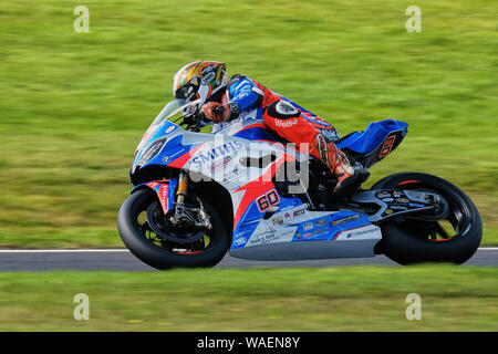 Peter Hickman alimente ses Smiths Racing BMW S1000RR autour de Charlies Bend au cours de BSB 2019 Cadwell Park Banque D'Images