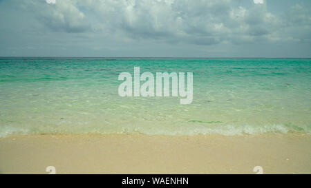 Tropical Beach sur un fond de ciel et nuages. Billet d'été et vacances. Banque D'Images