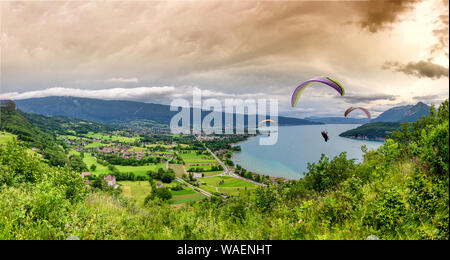 Saut Parapente Parapente avec près du lac d'Annecy dans les Alpes françaises, en France Banque D'Images