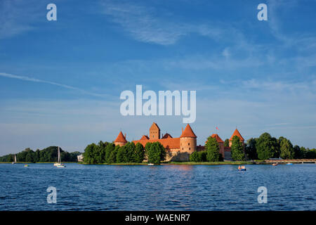 L'île de Trakai Castle en lac Galve, Lituanie Banque D'Images