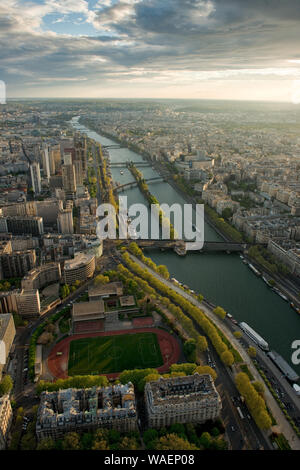Voir à au sud-ouest, le long de la Seine à partir de la Tour Eiffel. Paris, France. Banque D'Images