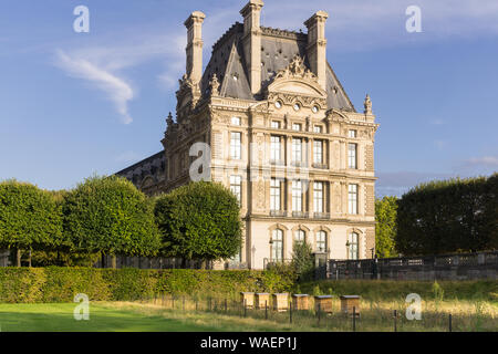 Paris - Six ruches ruches administré par le Musée du Louvre et appuyé par NUXE, installé dans le jardin des Tuileries à Paris, France, Europe. Banque D'Images