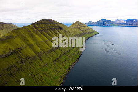 Vue aérienne des montagnes et des fjords sur Îles Féroé Banque D'Images