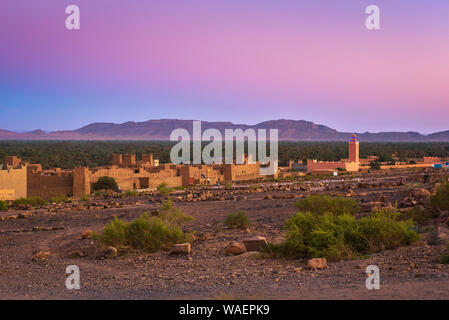 Coucher du soleil au-dessus d'un village marocain avec Atlas montagnes en arrière-plan Banque D'Images