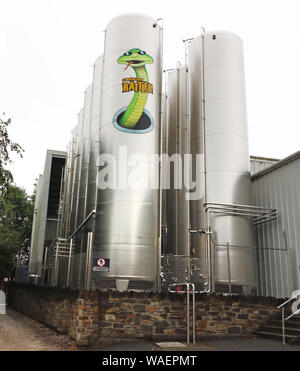 Cuves de fermentation avec logo Rattler vu à l'Cyder Farm à Penhallow.Healey's Cornish Cyder Farm est une entreprise familiale indépendante à Penhallow, UK. Elle brasse et distribue ses propres cyder, brandy, whisky, vins de fruits du pays et le jus de pomme, tous produits sur place. Sa principale marque cyder Rattler est disponible dans les deux variétés de poires et nuageux. Banque D'Images