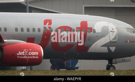 Glasgow, Royaume-Uni. 1er mars 2019. Jet2 vacances avion vu à l'Aéroport International de Glasgow. Jet2 Holidays est une compagnie aérienne à bas prix qui transporte régulièrement des vacanciers de toute l'Europe. Il a des liens étroits avec deux fois par jour des vols à partir de Glasgow, dans les îles Canaries, Iles du Cap-Vert, Îles Baléares et Midland de l'Espagne. Il a utilisé le Terminal 2 de Glasgow qui est utilisé uniquement pour les compagnies aériennes à bas prix uniquement. Banque D'Images