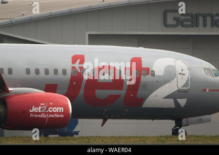 Glasgow, Royaume-Uni. 1er mars 2019. Jet2 vacances avion vu à l'Aéroport International de Glasgow. Jet2 Holidays est une compagnie aérienne à bas prix qui transporte régulièrement des vacanciers de toute l'Europe. Il a des liens étroits avec deux fois par jour des vols à partir de Glasgow, dans les îles Canaries, Iles du Cap-Vert, Îles Baléares et Midland de l'Espagne. Il a utilisé le Terminal 2 de Glasgow qui est utilisé uniquement pour les compagnies aériennes à bas prix uniquement. Banque D'Images