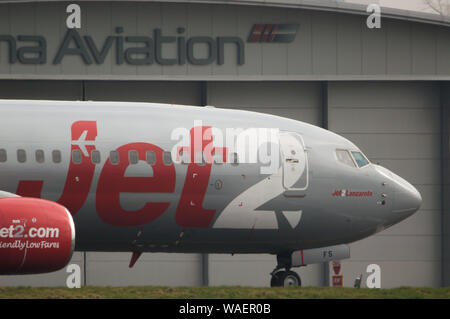 Glasgow, Royaume-Uni. 1er mars 2019. Jet2 vacances avion vu à l'Aéroport International de Glasgow. Jet2 Holidays est une compagnie aérienne à bas prix qui transporte régulièrement des vacanciers de toute l'Europe. Il a des liens étroits avec deux fois par jour des vols à partir de Glasgow, dans les îles Canaries, Iles du Cap-Vert, Îles Baléares et Midland de l'Espagne. Il a utilisé le Terminal 2 de Glasgow qui est utilisé uniquement pour les compagnies aériennes à bas prix uniquement. Banque D'Images