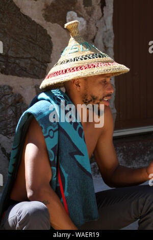 Le Lesotho homme portant la coiffe traditionnelle et couverture à Lesedi Cultural Village, berceau de l'humanité, l'Afrique du Sud Banque D'Images