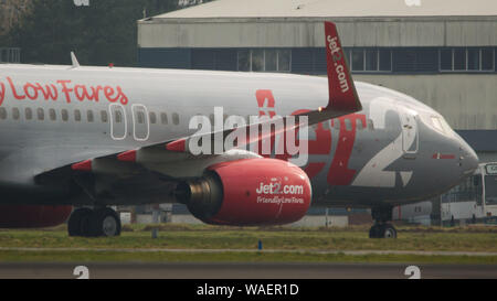 Glasgow, Royaume-Uni. 1er mars 2019. Jet2 vacances avion vu à l'Aéroport International de Glasgow. Jet2 Holidays est une compagnie aérienne à bas prix qui transporte régulièrement des vacanciers de toute l'Europe. Il a des liens étroits avec deux fois par jour des vols à partir de Glasgow, dans les îles Canaries, Iles du Cap-Vert, Îles Baléares et Midland de l'Espagne. Il a utilisé le Terminal 2 de Glasgow qui est utilisé uniquement pour les compagnies aériennes à bas prix uniquement. Banque D'Images