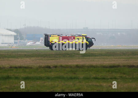 Les services d'incendie de l'aéroport réagissent à l'aéroport international de Glasgow, à Glasgow, au Royaume-Uni. Crédit : Colin Fisher/Alay Live News. Banque D'Images