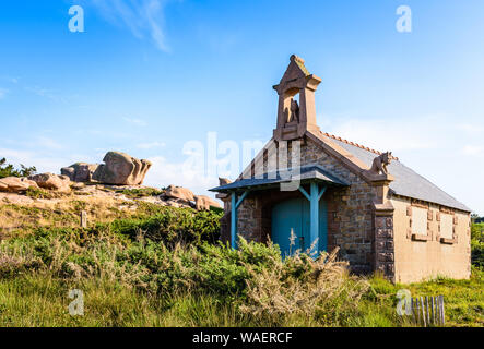 La chapelle du diable sur la Côte de Granit Rose, dans le nord de la Bretagne, France, avec ses chimères de granit, est en fait une remise à bateaux. Banque D'Images