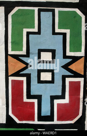 Murs peints traditionnels Ndebele à Lesedi Cultural Village, berceau de l'humanité, l'Afrique du Sud Banque D'Images