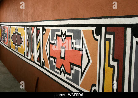 Murs peints traditionnels Ndebele à Lesedi Cultural Village, berceau de l'humanité, l'Afrique du Sud Banque D'Images