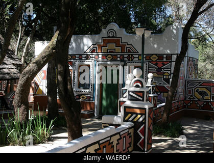 Murs peints traditionnels Ndebele à Lesedi Cultural Village, berceau de l'humanité, l'Afrique du Sud Banque D'Images