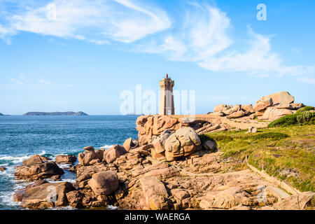 Le phare de Ploumanac'h, nommé dire Ruz, sur la Côte de Granit Rose à Perros-Guirec, le nord de la Bretagne, France. Banque D'Images