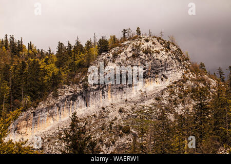 Affleurement de calcaire à la fin de la Montagne du Grand Larve sur le bord de la Réserve Naturelle des Hauts Plateaux du Parc Naturel Régional du Vercors France Banque D'Images
