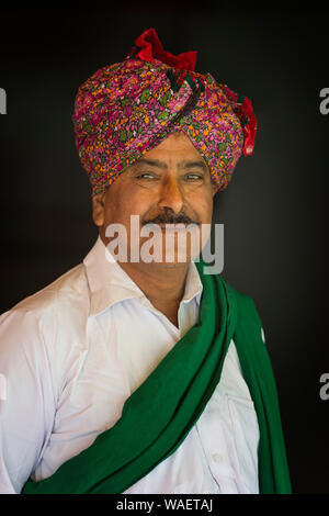 Ahir homme avec turban, Grand Désert du Rann de Kutch, Gujarat, Inde Banque D'Images