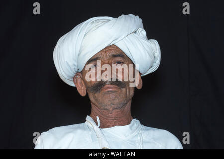 Membre de l'homme Dhebariya communauté Rabari portant un turban blanc, grand désert du Rann de Kutch, Gujarat, Inde Banque D'Images