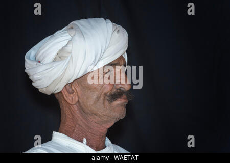 Membre de l'homme Dhebariya communauté Rabari portant un turban blanc, grand désert du Rann de Kutch, Gujarat, Inde Banque D'Images