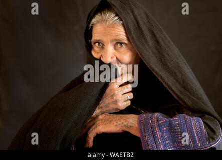 Femme de la communauté en Dhebariya Rabari chiffon traditionnel, grand désert du Rann de Kutch, Gujarat, Inde Banque D'Images