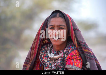 Fakirani femme avec anneau dans le nez, Grand Désert du Rann de Kutch, Gujarat, Inde Banque D'Images