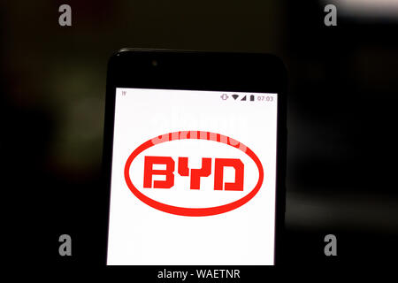 Sur cette photo, l'illustration BYD Auto logo est affiché sur un smartphone. Banque D'Images