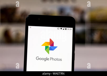 Sur cette photo, l'illustration Photos Google logo est affiché sur un smartphone. Banque D'Images