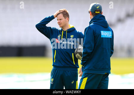 L'Australie Steve Smith (à gauche) parle avec l'Australie batting entraîneur Graeme Hick pendant les filets session à Headingley, Leeds. Banque D'Images