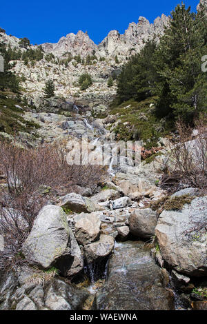 Montagnes dans la vallée de la Restonica près de Corte Corse France Mai 2016 Banque D'Images