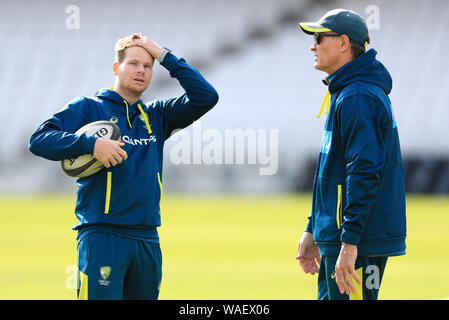 L'Australie Steve Smith (à gauche) parle avec l'Australie batting entraîneur Graeme Hick pendant les filets session à Headingley, Leeds. Banque D'Images