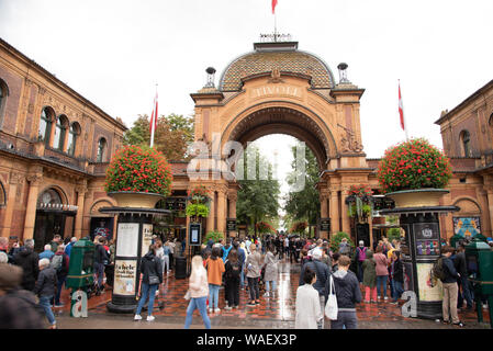 Les visiteurs de marcher à travers le portail des jardins de Tivoli à Copenhague, Danemark, le 16 août 2019 Banque D'Images