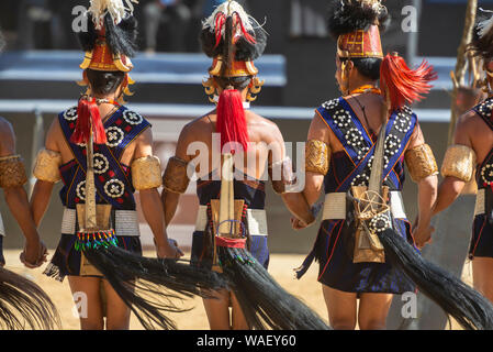 Le Nagaland, Inde, décembre 2013, au cours de danse Tribal Naga Hornbill festival. Banque D'Images