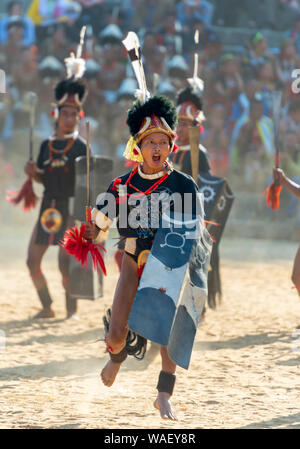 Le Nagaland, Inde, décembre 2013, guerrier Naga effectuant des jeux pendant le Festival Calao. Banque D'Images