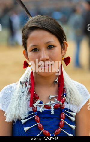 Le Nagaland, Inde, décembre 2013, Naga girl portrait Tribal Calao lors du festival. Banque D'Images