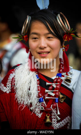 Le Nagaland, Inde, décembre 2013, Naga girl Portrait tribal calao lors du festival. Banque D'Images