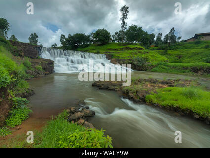 À proximité de cascade de pointe dans Bhandadara Kalsubai, Ville Bhandardara, Maharashtra, Inde. Banque D'Images