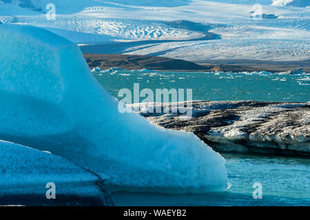 Un grand lac glaciaire jökulsárlón dans le sud-est de l'Islande, Islande. Banque D'Images