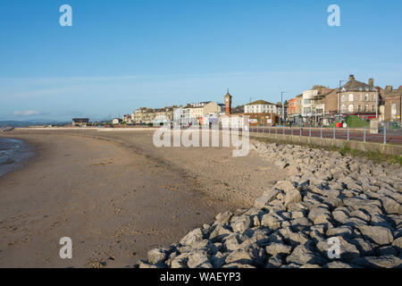 Le Clocktower et les sables de Morecambe Bay, Lancashire, Angleterre, Royaume-Uni Banque D'Images