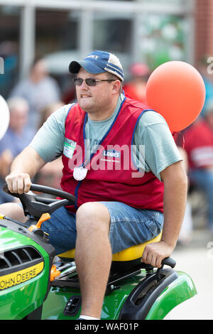 Buckhannon, West Virginia, USA - Mai 18, 2019 : Festival de la Fraise, Lowe's employé équitation une tondeuse John Deere, la promotion de Lowe's pendant la parade Banque D'Images