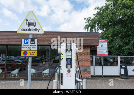 Ecotricity de recharge de véhicules électriques au point services Warwick station d'autoroute sur le M40 Banque D'Images