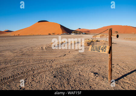 Une vue sur Dune Sossusvlei dans 45 dans le parc de Namib Naukluft en Namibie, avec la Dune 45 panneau routier dans l'avant-plan Banque D'Images