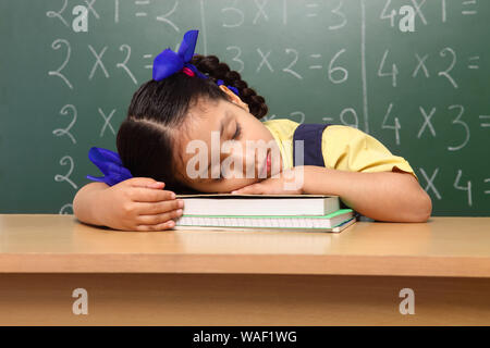 La sieste dans une classe d'écolière Banque D'Images