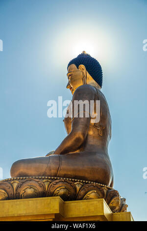 Bouddha Doré géant éclairé à Thimpu, Bhoutan Banque D'Images