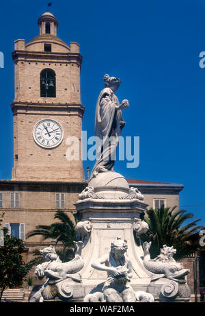 Italie Porto San Giorgio - Piazza San Giorgio - Fontaine et Civic Tower Banque D'Images