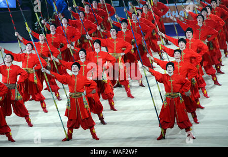 Kiev, UKRAINE - le 18 mars : danse emsemble Virsky lors du spectacle Concert gala à la gymnastique rythmique Deriugina Cup le 18 mars 2012 à Kiev, Ukraine Banque D'Images